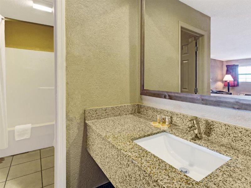 Days Inn By Wyndham Cherokee Near Casino Экстерьер фото